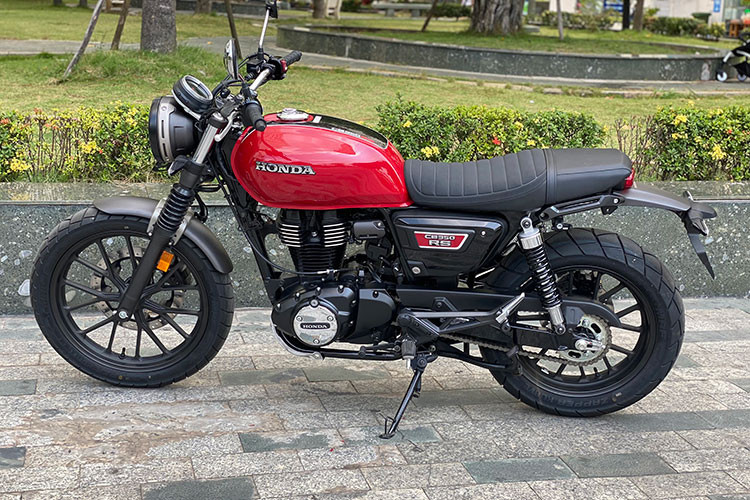 Honda CB350 RS 2022, sử dụng động cơ 4 thì dung tích 348,4 cc phun xăng điện tử với công suất tối đa 20.8 mã lực (15.5 kW) tại 5500 vòng/phút, momen xoắn 30 N/m tại 3000 vòng/phút.