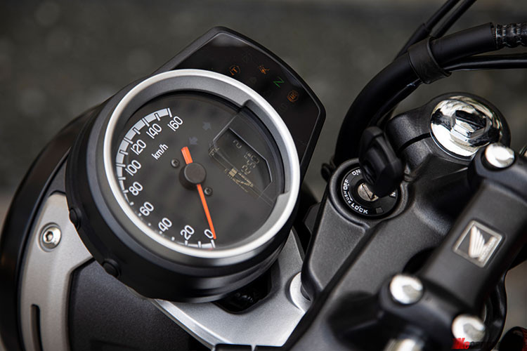 Cụm đồng hồ hiện đại và thiết kế hài hòa, một bên là đồng hồ tốc độ với thiết kế dạng cổ điển, lồng vào đó là một màn hình nhỏ dạng đơn sắc với các chỉ số về cấp số, đồng hồ, xăng,…