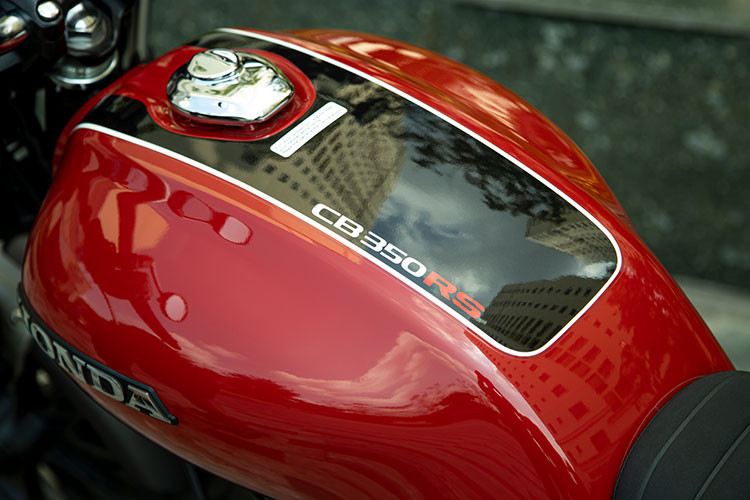 Bên cạnh đó, đồng hồ xe còn một bảnh hiển thị các thông tin về: Phanh ABS, cảm biến chân chống, chế độ ECO, Traction control. Bình xăng xe cỡ lướn được thiết kế đẹp mắt với các hoạ tiết tăng vẻ retro...