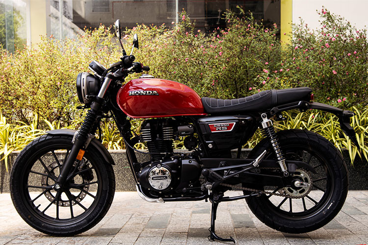 Honda CB350RS tại Việt Nam chính là mẫu xe nâng cấp thể thao hơn từ chính người anh Honda CB350 H’Ness đã được ra mắt trước đây, Honda CB350 phiên bản RS là sự nâng cấp nhẹ về mặt thiết kế cũng như tối ưu khả năng vận hành của xe trên những cung đường đa địa hình khác nhau.