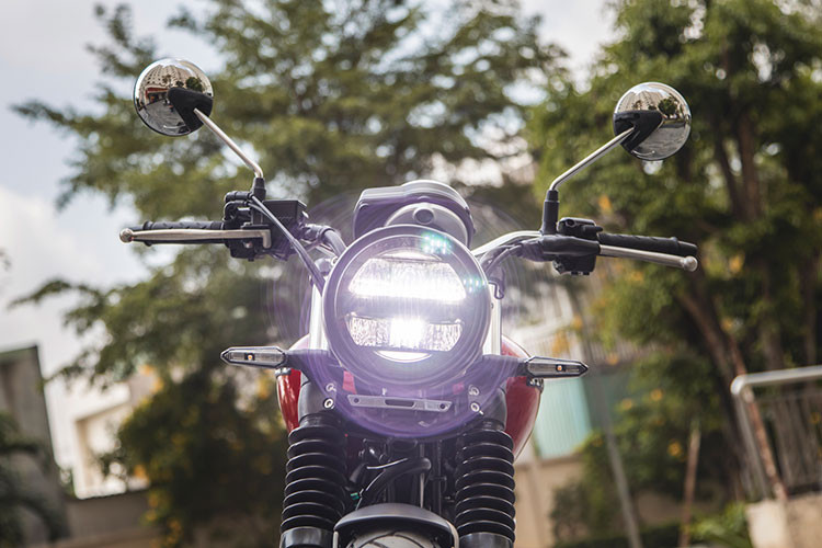 Về ngoại hình, xe sở hữu phần đầu với cụm đèn chiếu sáng phía trước và phía sau của Honda CB350 RS 2022 sử dụng hoàn toàn bằng công nghệ Led, cho khả năng chiếu sáng tốt và hiện đại hơn so với bóng Halogen truyền thống.