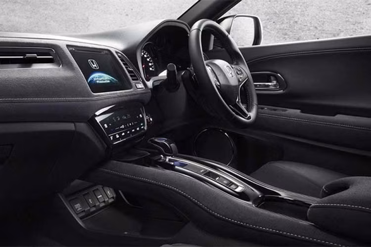 Nội thất bên dự đoán sẽ có ghế ngồi Ultra Seat, chìa khóa thông minh, nút chế độ tiết kiệm nhiên liệu ECO, kết nối bluetooth, 1 cổng USB, điều khiển điều hòa tự động cảm ứng, màn hình trung tâm cảm ứng chạm 7 inch công nghệ Advance Touch, SIRI, tích hợp smartphone, 2 cổng kết nối USB, kết nối HDMI, hệ thống âm thanh 6 loa...