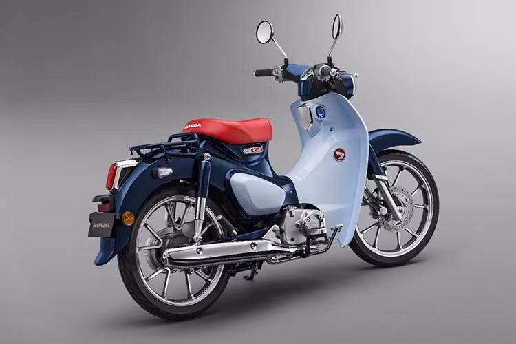Về thiết kế, có thể thấy rõ chiếc Honda Super Cub C125 phiên bản mới này đã gần như "copy" y hệt những đặc điểm của "huyền thoại" Super Cub C100 được sản xuất vào năm 1968, nhưng thể hiện chúng dưới ngôn ngữ của Thế kỷ 21. Xe sở hữu kích thước 1.910x710x1.002 mm (tương đương với dài, rộng và cao) nhưng trọng lượng không được hé lộ. 