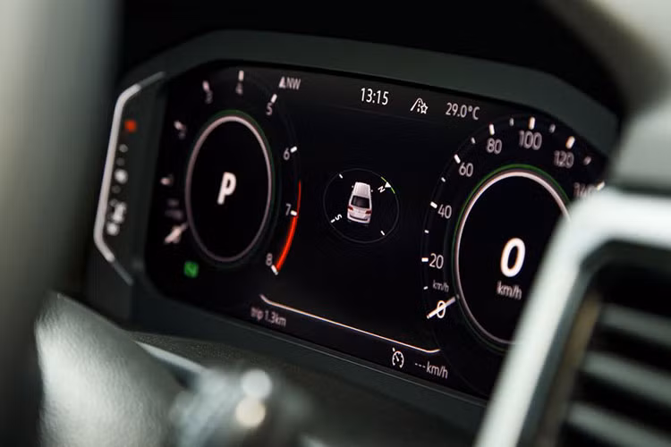 Ghế lái của xe với 10 hướng tùy chỉnh, sự thoải mái chưa bao giờ là dễ dàng đến thế cho người lái. Cửa sổ trời toàn cảnh Panoramic Sunroof chỉ với 1 núm bấm để trượt hoặc nghiêng cửa sổ, thế giới rộng lớn được mang đến cho cả 7 chỗ ngồi.