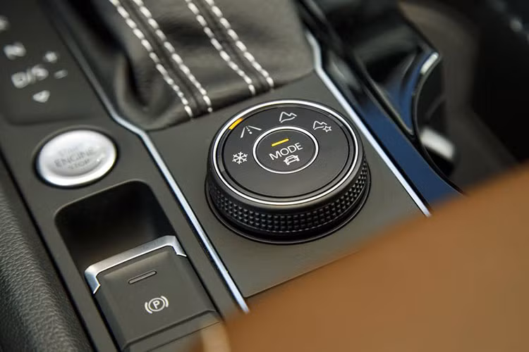 Volkswagen Teramont được trang bị đầy đủ các công nghệ an toàn cốt lõi hỗ trợ người lái như: Phanh đĩa thông gió 4 bánh, Camera lùi có vạch hiển thị khoảng cách và âm báo, Hệ thống cân bằng điện tử ESC (Electronic Stability Control), Hệ thống kiểm soát cự ly đỗ xe PDC (Park Distance Control), Hệ thống 6 túi khí với bộ căng đai khẩn cấp,...