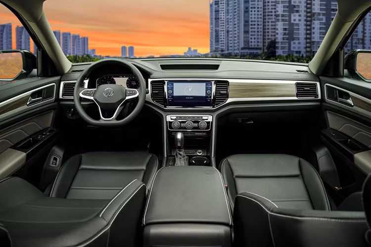 Không bóng bẩy như một số hãng xe Đức khác, Volkswagen Teramont 2021 tiếp tục sở hữu phong cách tinh giản, nhưng đủ hiện đại nhờ các vật liệu như ốp gỗ, crôm, trang bị cửa sổ trời toàn cảnh và hệ thống đèn viền nội thất đa sắc màu.