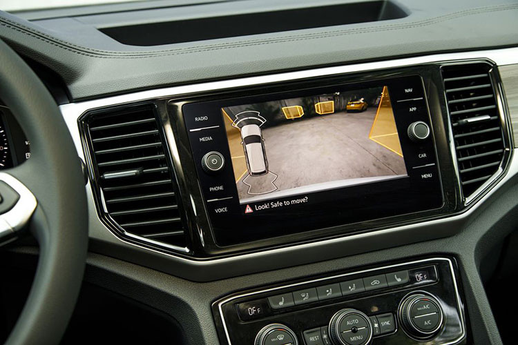 Hệ thống giải trí với màn hình cảm ứng 8 inch có khả năng kết nối Apple CarPlay/Android Auto, điều hòa tự động 3 vùng độc lập, sạc điện thoại không dây. Ngoài ra, điểm nhấn của xe còn đến từ đồng hồ kỹ thuật số Digital Cockpit Pro sau vô-lăng.