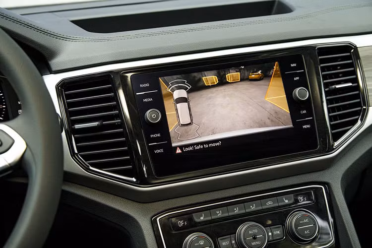 Hệ thống giải trí với màn hình cảm ứng 8 inch có khả năng kết nối Apple CarPlay/Android Auto, điều hòa tự động 3 vùng độc lập, sạc điện thoại không dây. Ngoài ra, điểm nhấn của xe còn đến từ đồng hồ kỹ thuật số Digital Cockpit Pro sau vô-lăng.