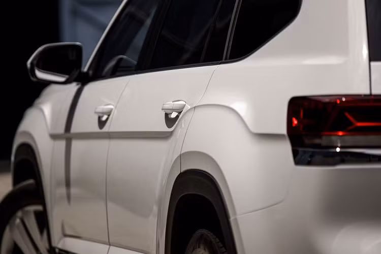 Ngoại hình của mẫu xe mới Volkswagen Teramont có thiết kế khá đơn giản, hãng xe Đức gây ấn tượng với phong cách thiết kế mạnh mẽ. Phần đầu với lưới tản nhiệt 3 nan ngang mạ crom tương đối quen thuộc trên một số sản phẩm thương hiệu này mà Tiguan chính là minh chứng.