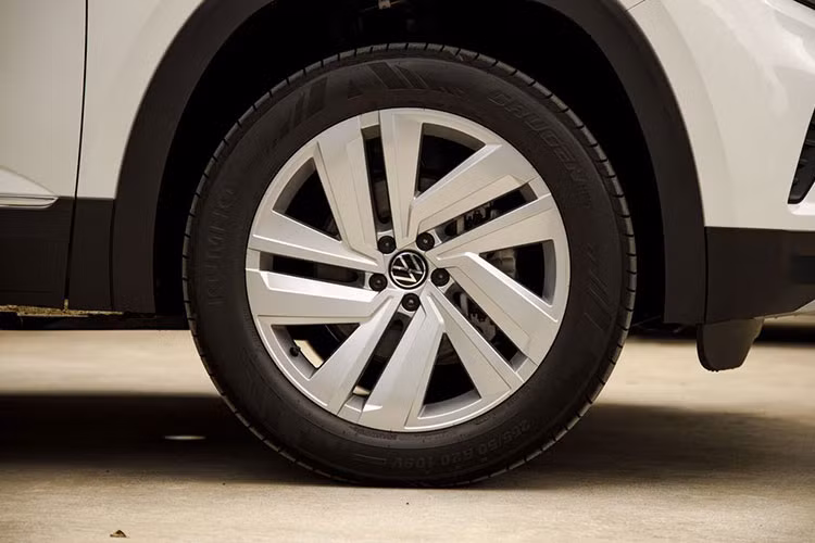 Phía sau của xe, Volkswagen Teramont có cụm đèn hậu LED được tinh chỉnh với đồ họa mới hơn mô hình đã bán trước đây. Mẫu xe này sở hữu đường mạ crôm kéo dài ngang khoang hành lý kết hợp ống xả kép hình thang bọc kim loại.