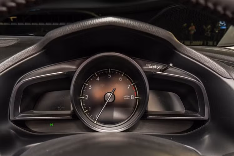 Nội thất của mẫu Mazda3 2017 mới này vẫn giữ nguyên phong cách thiết kế so với phiên bản trước. Kiểu dáng vô lăng giống với Mazda6 hiện tại. Phiên bản mới cũng được bổ sung phanh tay điện tử để thay thế cho phanh tay của thế hệ trước, đi kèm với nút chuyển đổi sang chế độ lái Sport.