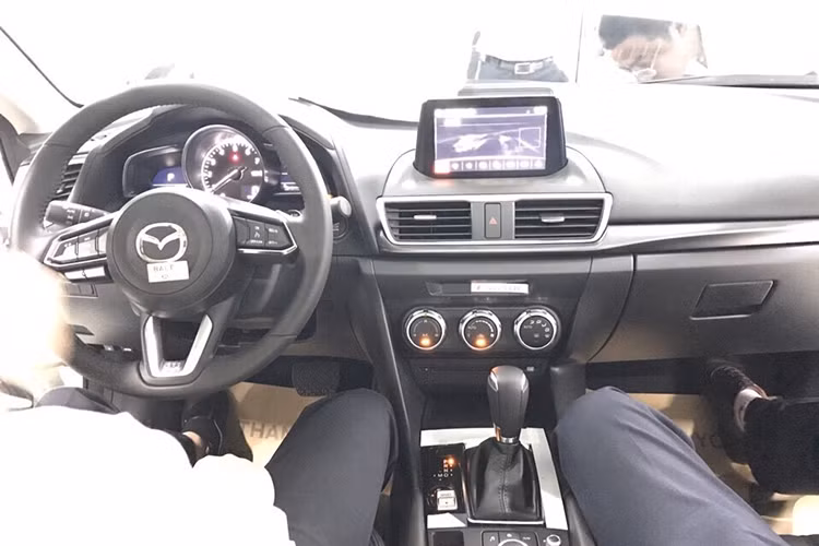 Kiểu dáng Mazda3 2017 về Việt Nam được điểu chỉnh một số chi tiết ở phần đầu xe. Cụm lưới tản nhiệt mở rộng đến phần mép của nắp capô khiến đầu xe liền mạch hơn. Các đường viền trang trí đều mạ crôm, đèn sương mù thiết kế nhỏ hơn. Phiên bản cao cấp nhất được trang bị đèn pha LED thích ứng với hướng lái cùng đèn định vị ban ngày...