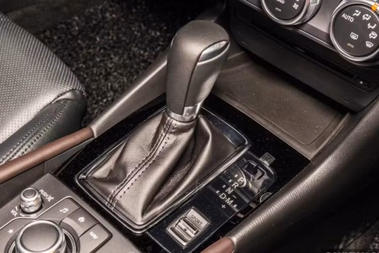 Trang bị động cơ trên Mazda3 bản nâng cấp 2017 vẫn giữ nguyên. Cụ thể là khối động cơ có dung tích 1.5 lít, SkyActiv, công suất 112 mã lực tại 6.000 vòng/phút và mô-men xoắn cực đại 144 Nm tại 4.000 vòng/phút. Tiếp đến là khối động cơ SkyActiv 2.0 lít, công suất 155 mã lực và mô-men xoắn cực đại 200 Nm, đi kèm hộp số tự động 6 cấp.