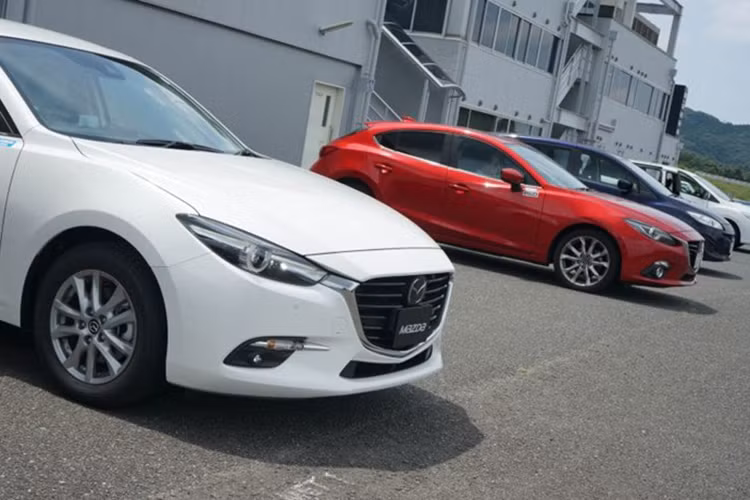 Cũng giống như Mazda6 phiên bản mới tại Việt Nam, Mazda3 2017 cũng đã được tích hợp công nghệ G-Vectoring Control. Công nghệ kiểm soát điều hướng mô-men xoắn này sẽ giúp điều chỉnh momen xoắn đến bánh xe và giúp xe ổn định hơn khi đi trong cua cũng như khi chạy đường thẳng.
