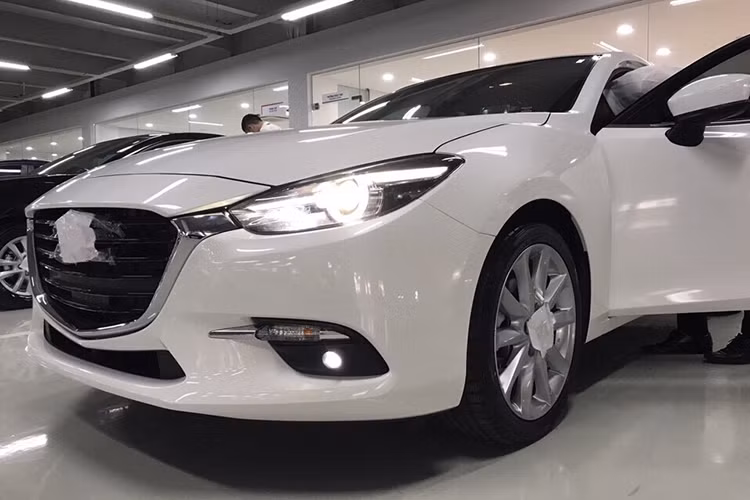 Thaco đang rục rịch chuẩn bị cho ra mắt chiếc Mazda3 phiên bản 2017 tại Việt Nam, giá bán được đồn đoán đắt hơn khoảng 50 triệu so với phiên bản cũ, bù lại khách hàng sẽ được sở hữu nhiều tính năng mới như phanh tay điện tử, chế độ sport, cruise control, và đặc biệt là có sự xuất hiện của công nghệ G-Vectoring Control giống như trên Mazda6 mới.