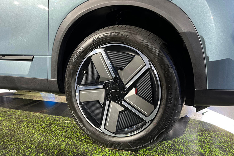 Những tính năng đặc biệt của Jaecoo J7 bao gồm hệ thống hỗ trợ lái tự động, các tính năng an toàn như cảnh báo va chạm, giữ làn đường, cùng với khả năng điều khiển vượt trội, giúp xe dễ dàng ứng phó với các tình huống giao thông phức tạp.