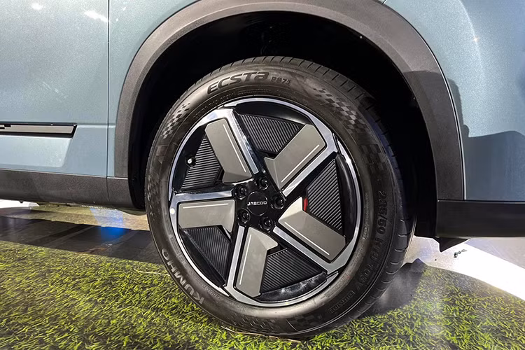 Những tính năng đặc biệt của Jaecoo J7 bao gồm hệ thống hỗ trợ lái tự động, các tính năng an toàn như cảnh báo va chạm, giữ làn đường, cùng với khả năng điều khiển vượt trội, giúp xe dễ dàng ứng phó với các tình huống giao thông phức tạp.