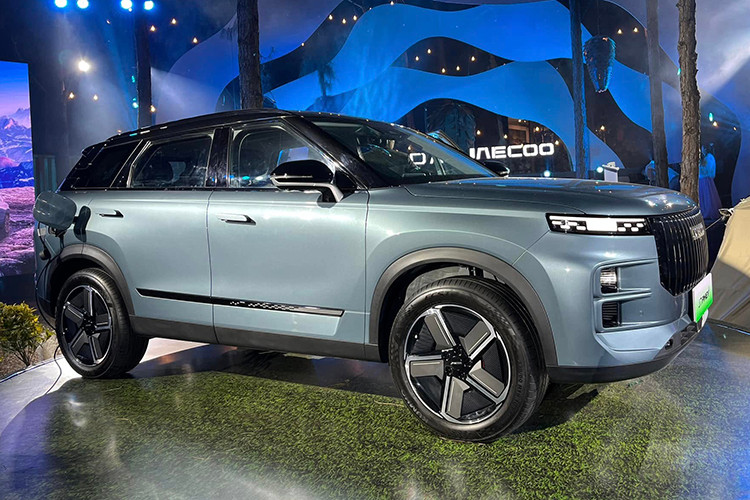 Ưu đãi đặc biệt áp dụng từ ngày 15/01/2025 đến hết ngày 28/02/2025, dành cho 666 khách hàng đầu tiên đặt cọc Jaecoo J7 hoặc J7 PHEV sẽ nhận chế độ bảo hành đặc biệt lên đến 10 năm hoặc 1.000.000 km (tùy điều kiện nào đến trước). Đây là chế độ bảo hành chưa từng có tại thị trường ôtô Việt Nam. Ngoài ra, khách hàng mua J7 PHEV còn được tặng Bộ sạc treo tường.