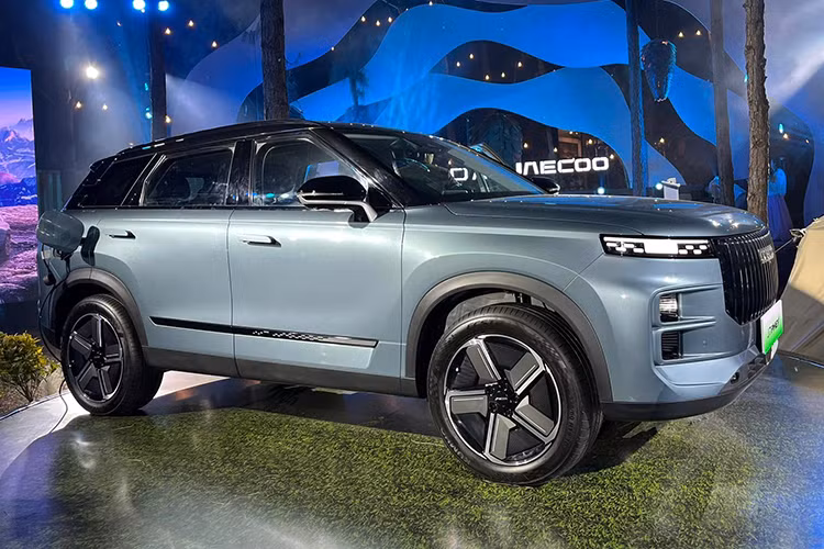 Ưu đãi đặc biệt áp dụng từ ngày 15/01/2025 đến hết ngày 28/02/2025, dành cho 666 khách hàng đầu tiên đặt cọc Jaecoo J7 hoặc J7 PHEV sẽ nhận chế độ bảo hành đặc biệt lên đến 10 năm hoặc 1.000.000 km (tùy điều kiện nào đến trước). Đây là chế độ bảo hành chưa từng có tại thị trường ôtô Việt Nam. Ngoài ra, khách hàng mua J7 PHEV còn được tặng Bộ sạc treo tường.