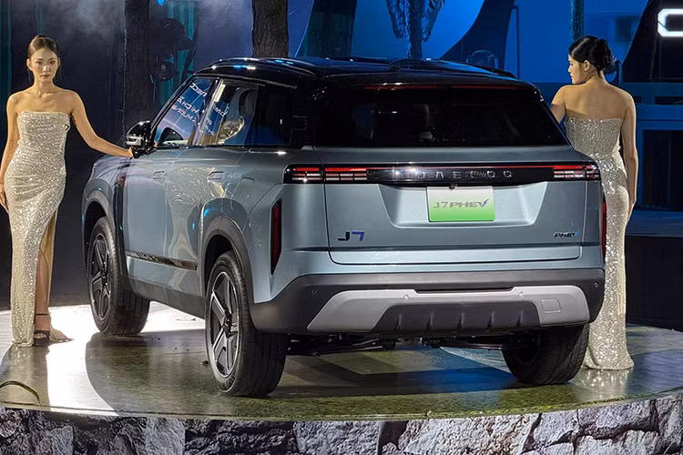 Jaecoo J7 không chỉ là một chiếc xe, mà còn là người bạn đồng hành lý tưởng cho những hành trình dài, vượt qua mọi thử thách. Được trang bị động cơ 1.6L Turbo mạnh mẽ và hệ thống treo tối ưu, Jaecoo J7 dễ dàng vượt qua các cung đường xấu, khắc nghiệt, đồng thời giữ vững sự ổn định và an toàn.