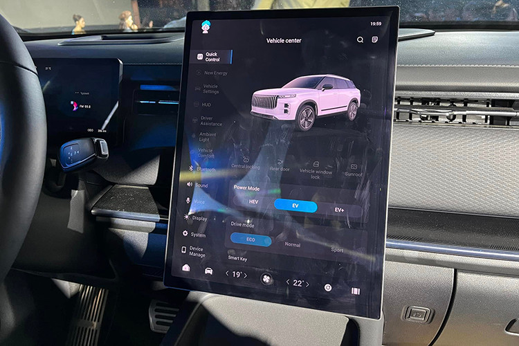 Không chỉ vậy, Jaecoo J7 PHEV còn nổi bật với thiết kế hiện đại, nội thất tiện nghi và các tính năng thông minh như hệ thống giải trí cao cấp, màn hình cảm ứng lớn và các ứng dụng hỗ trợ người lái.