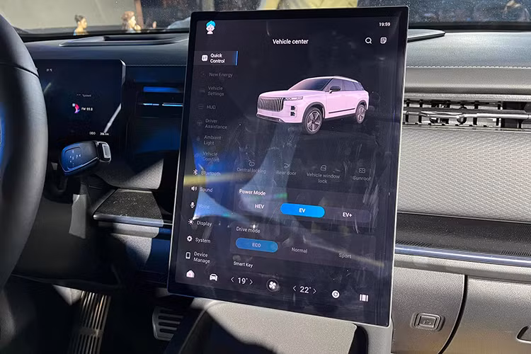 Không chỉ vậy, Jaecoo J7 PHEV còn nổi bật với thiết kế hiện đại, nội thất tiện nghi và các tính năng thông minh như hệ thống giải trí cao cấp, màn hình cảm ứng lớn và các ứng dụng hỗ trợ người lái.