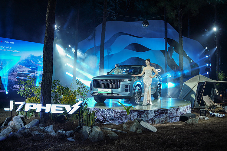 Jaecoo J7 và Jaecoo J7 PHEV là hai mẫu SUV cỡ C được khách hàng tại Việt Nam kỳ vọng trong năm 2025, với mức giá ưu đãi cho hai phiên bản lần lượt từ 729 triệu đồng và 919 triệu đồng, đây được xem là hợp lý và khá tốt so với mặt bằng ching thị trường hiện nay.