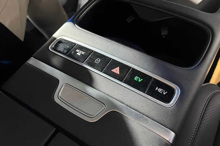 Jaecoo J7 PHEV được trang bị động cơ mạnh mẽ lên đến khoảng 350 mã lực, giúp bạn trải nghiệm sức mạnh vượt trội. Xe có thể hoạt động linh hoạt với chế độ kết hợp xăng và điện hoặc thuần điện, như một chiếc xe điện thực thụ.