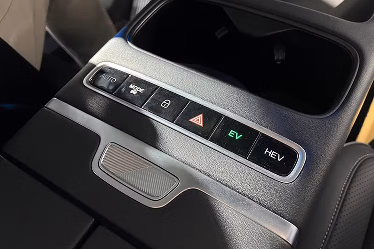 Jaecoo J7 PHEV được trang bị động cơ mạnh mẽ lên đến khoảng 350 mã lực, giúp bạn trải nghiệm sức mạnh vượt trội. Xe có thể hoạt động linh hoạt với chế độ kết hợp xăng và điện hoặc thuần điện, như một chiếc xe điện thực thụ.