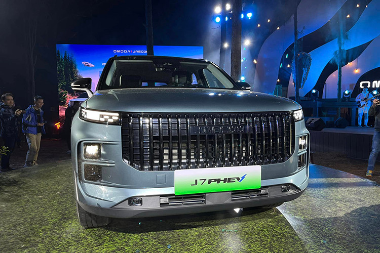 Với thiết kế ấn tượng, nội thất sang trọng với nội thất bọc da cao cấp, ghế tích hợp sưởi, làm mát và nhớ vị trí, Jaecoo J7 mang đến cho người dùng một trải nghiệm lái xe đầy cảm hứng và thoải mái trong suốt hành trình. 