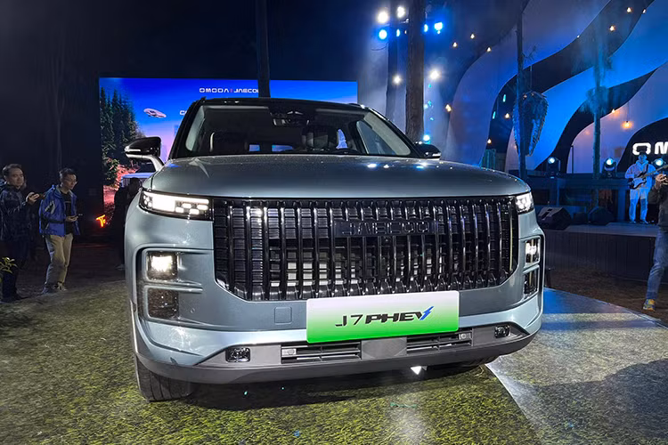 Với thiết kế ấn tượng, nội thất sang trọng với nội thất bọc da cao cấp, ghế tích hợp sưởi, làm mát và nhớ vị trí, Jaecoo J7 mang đến cho người dùng một trải nghiệm lái xe đầy cảm hứng và thoải mái trong suốt hành trình. 