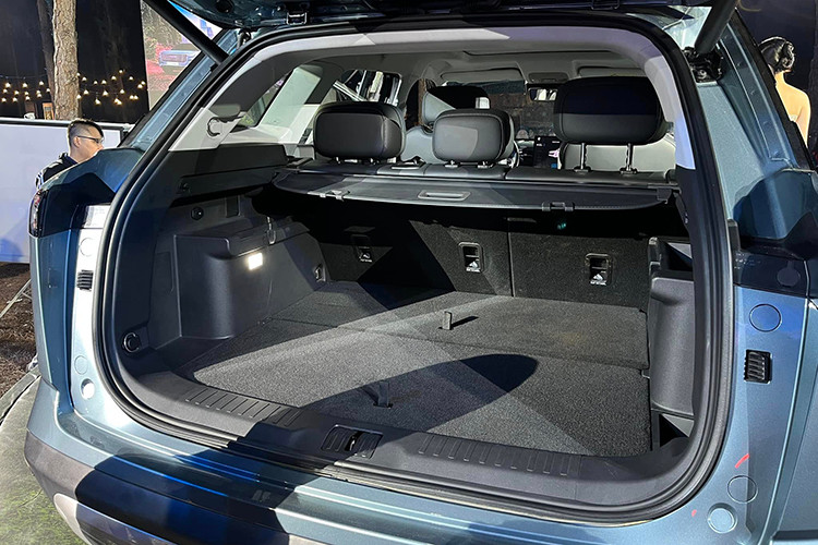 Quãng đường di chuyển kết hợp có thể lên đến hơn 1.300 km cho một lần sạc và đổ đầy nhiên liệu, đem lại sự tiện lợi và hiệu quả cho người sử dụng trong những chuyến đi dài mà không cần lo lắng về việc sạc điện hoặc đổ xăng quá thường xuyên. 