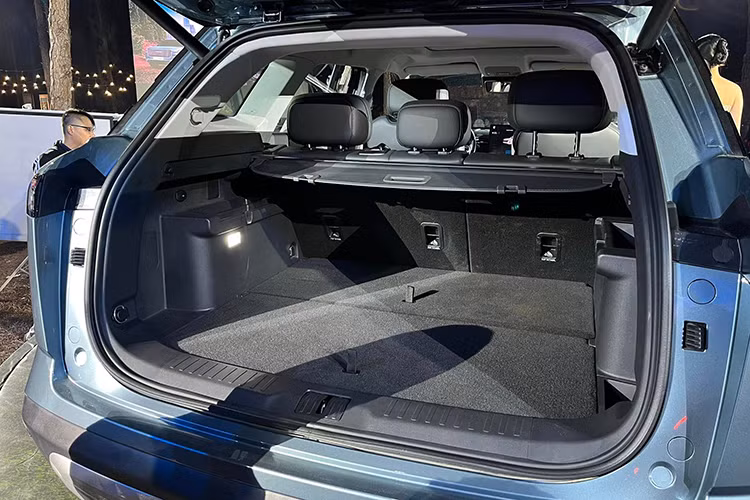 Quãng đường di chuyển kết hợp có thể lên đến hơn 1.300 km cho một lần sạc và đổ đầy nhiên liệu, đem lại sự tiện lợi và hiệu quả cho người sử dụng trong những chuyến đi dài mà không cần lo lắng về việc sạc điện hoặc đổ xăng quá thường xuyên. 