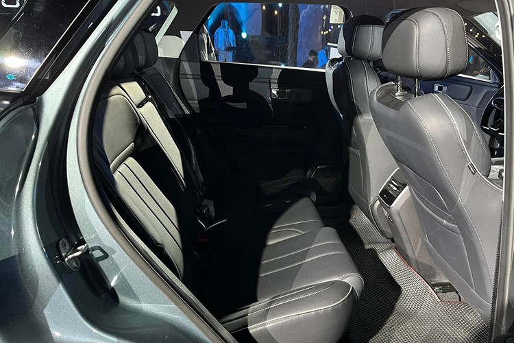 Nội thất của Jaecoo J7 PHEV mang phong cách tối giản, sang trọng, đem đến cảm giác như ngồi thoải mái. Mẫu xe này mang đến một sự kết hợp hoàn hảo giữa hiệu suất, tiết kiệm năng lượng và sự sang trọng.