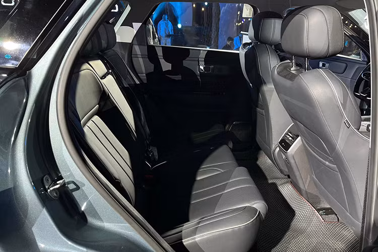 Nội thất của Jaecoo J7 PHEV mang phong cách tối giản, sang trọng, đem đến cảm giác như ngồi thoải mái. Mẫu xe này mang đến một sự kết hợp hoàn hảo giữa hiệu suất, tiết kiệm năng lượng và sự sang trọng.