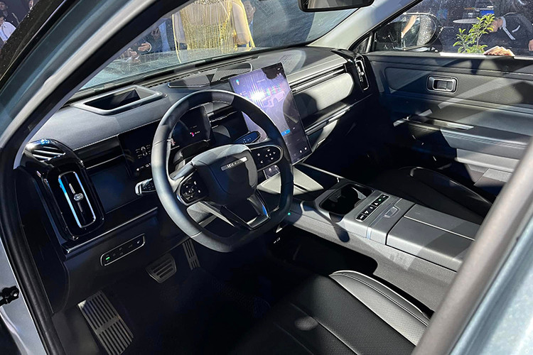 Với Jaecoo J7 PHEV, khách hàng không chỉ được trải nghiệm một chiếc xe hybrid mạnh mẽ mà còn có cơ hội tham gia vào xu hướng xe điện đang ngày càng phát triển. Một trong những điểm đặc biệt của J7 PHEV là công nghệ SHS (Super Hybrid Technology).