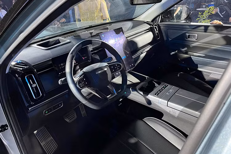 Với Jaecoo J7 PHEV, khách hàng không chỉ được trải nghiệm một chiếc xe hybrid mạnh mẽ mà còn có cơ hội tham gia vào xu hướng xe điện đang ngày càng phát triển. Một trong những điểm đặc biệt của J7 PHEV là công nghệ SHS (Super Hybrid Technology).