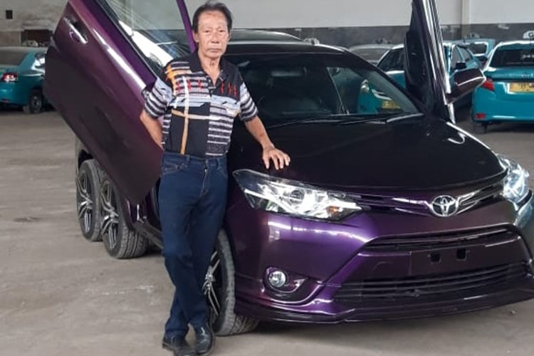 Cách đây 1 năm, giới yêu xe thế giới từng xôn xao trước hình ảnh chiếc Toyota Vios 2 đầu tự chế của một cụ ông 72 tuổi có tên Rony Gunawan sống tại Indonesia. Đến nay, lại xuất hiện thêm một chiếc Toyota Vios độ 8 bánh cực "dị" tại Indonesia khiến báo giới nước ngoài phải chú ý.