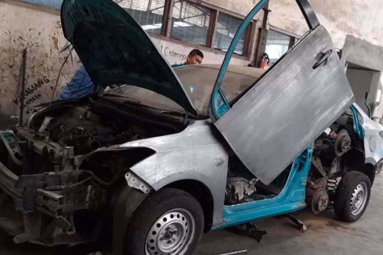 Đáng ngạc nhiên hơn khi chiếc Toyota Vios độ lạ mắt này cũng là sản phẩm của cụ ông Gunawan. Được biết, ông Gunawan hiện đang điều hành một công ty taxi tại Bandung, tỉnh Tây Java, Indonesia. Do đó, không có gì lạ khi chiếc xe độ này được ra đời từ Toyota Vios Limo từng làm taxi.