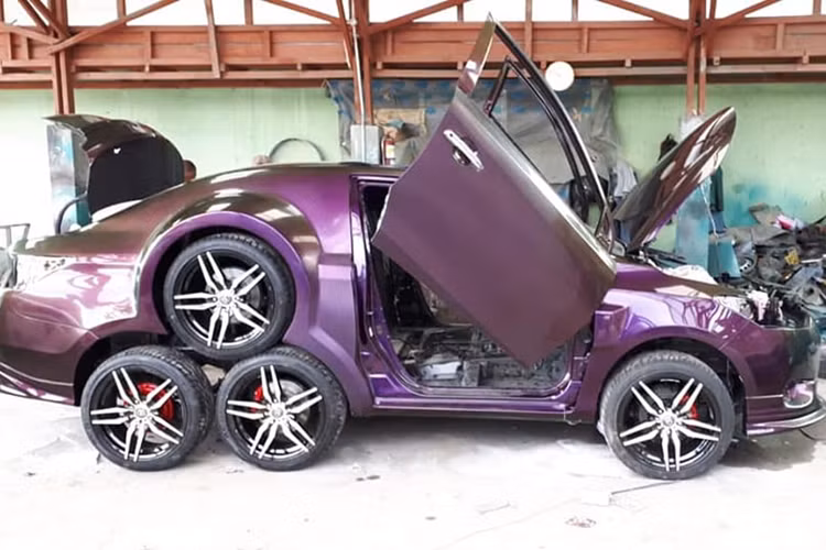 Qua những hình ảnh và video được lan truyền trên mạng, có thể thấy tác phẩm mới của cụ ông này sở hữu đến 8 bánh xe. Trong đó, trên cầu trước có 2 bánh xe như những chiếc Toyota Vios Limo bình thường.