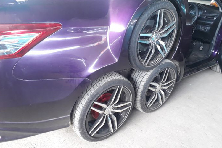 Với thiết kế 6 bánh phía sau, chiếc Toyota Vios độ đương nhiên chỉ còn 2 cửa trước. Không những thế, cửa trước của chiếc Toyota Vios còn được thiết kế mở cắt kéo như siêu xe Lamborghini.