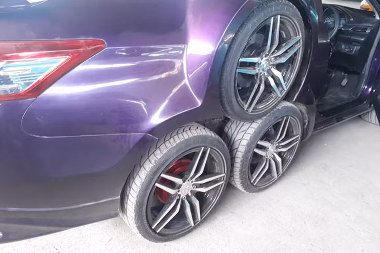 Với thiết kế 6 bánh phía sau, chiếc Toyota Vios độ đương nhiên chỉ còn 2 cửa trước. Không những thế, cửa trước của chiếc Toyota Vios còn được thiết kế mở cắt kéo như siêu xe Lamborghini.