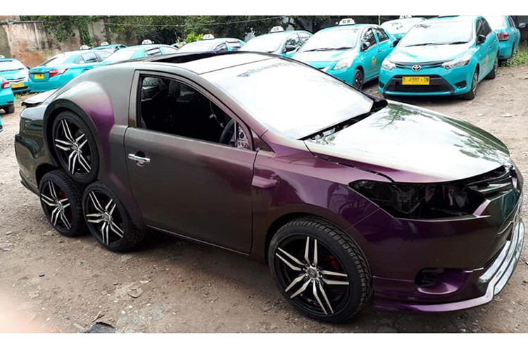 Theo ông Gunawan, hiện tại, chiếc Toyota Vios độ 8 bánh này mới được hoàn thiện thiết kế ngoại thất. Trong khi đó, khoang nội thất của chiếc Toyota Vios vẫn chưa được làm xong. Ghế và hệ thống âm thanh bên trong chiếc Toyota Vios chưa được chur nhân làm mới lại.