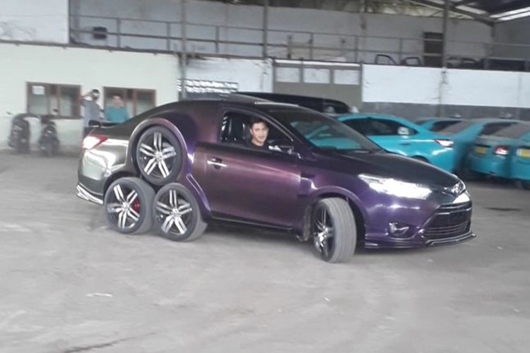 Ngoài ra, chiếc Toyota Vios độ 8 bánh này còn được sơn màu tím mộng mơ. Dự án độ chiếc xe Vios 8 bánh của cụ ông Gunawan bắt đầu từ ngày 29/8/2018 và kéo dài mãi đến tháng 1 đầu năm nay mới lộ diện.