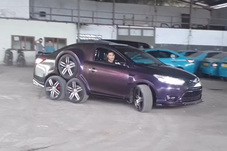 Ngoài ra, chiếc Toyota Vios độ 8 bánh này còn được sơn màu tím mộng mơ. Dự án độ chiếc xe Vios 8 bánh của cụ ông Gunawan bắt đầu từ ngày 29/8/2018 và kéo dài mãi đến tháng 1 đầu năm nay mới lộ diện.