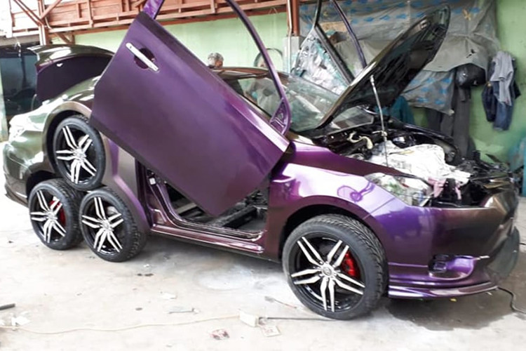 Điều kỳ lạ chỉ bắt đầu ở cầu sau với 2 bánh nằm cạnh nhau và 1 bánh nằm bên trên. 8 bộ vành của chiếc Toyota Vios độ độc đáo này đều có thiết kế 5 chấu kép phối 2 màu thể thao khá ấn tượng.