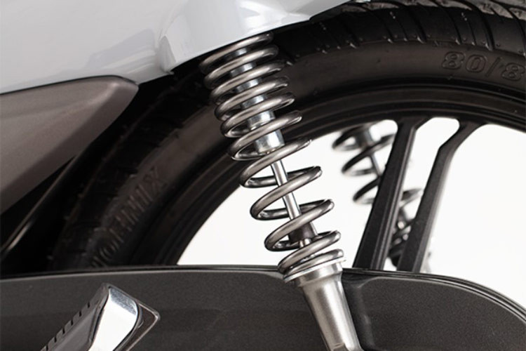 Xe có 2 phiên bản là vành đúc hoặc vành nan hoa, đều sử dụng kích thước vành 17 inch phổ biến. Ngoài ra, cả hai phiên bản này đều có giảm xóc trước ống lồng và phía sau giảm xóc lò xo, kèm phanh cơ cho cả phía trước và sau.