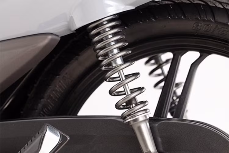 Xe có 2 phiên bản là vành đúc hoặc vành nan hoa, đều sử dụng kích thước vành 17 inch phổ biến. Ngoài ra, cả hai phiên bản này đều có giảm xóc trước ống lồng và phía sau giảm xóc lò xo, kèm phanh cơ cho cả phía trước và sau.