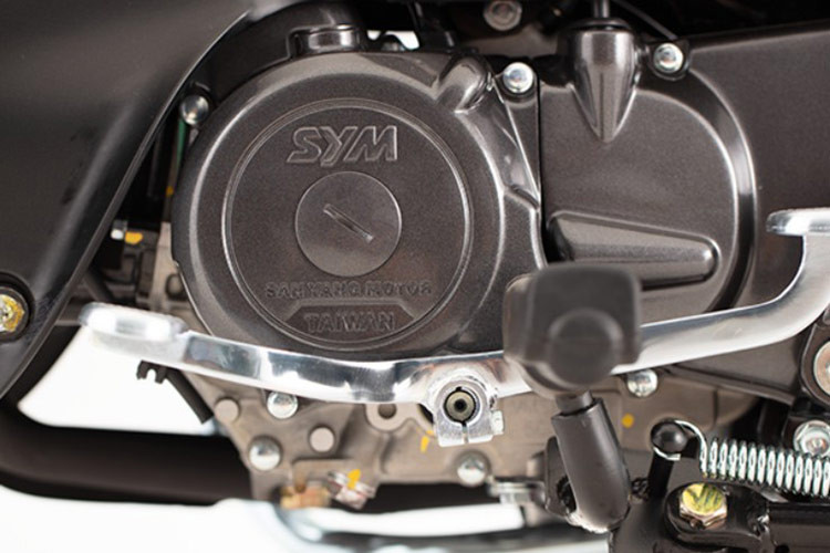 Về sức mạnh, SYM Elegant Sport 50cc được trang bị khối động cơ xy lanh đơn dung tích 49,5cc làm mát bằng không khí.