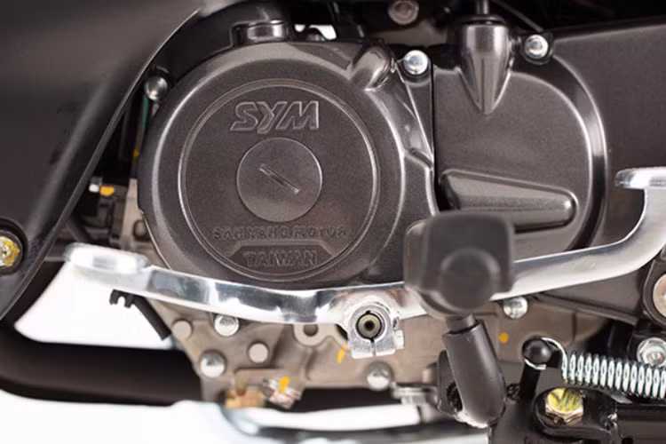 Về sức mạnh, SYM Elegant Sport 50cc được trang bị khối động cơ xy lanh đơn dung tích 49,5cc làm mát bằng không khí.